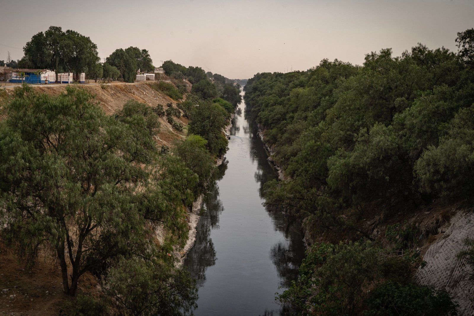 Un canal de aguas negras, ubicado a un costado de la laguna de Zumpango, en el Pueblo Nuevo de San Pedro, (Estado de México).