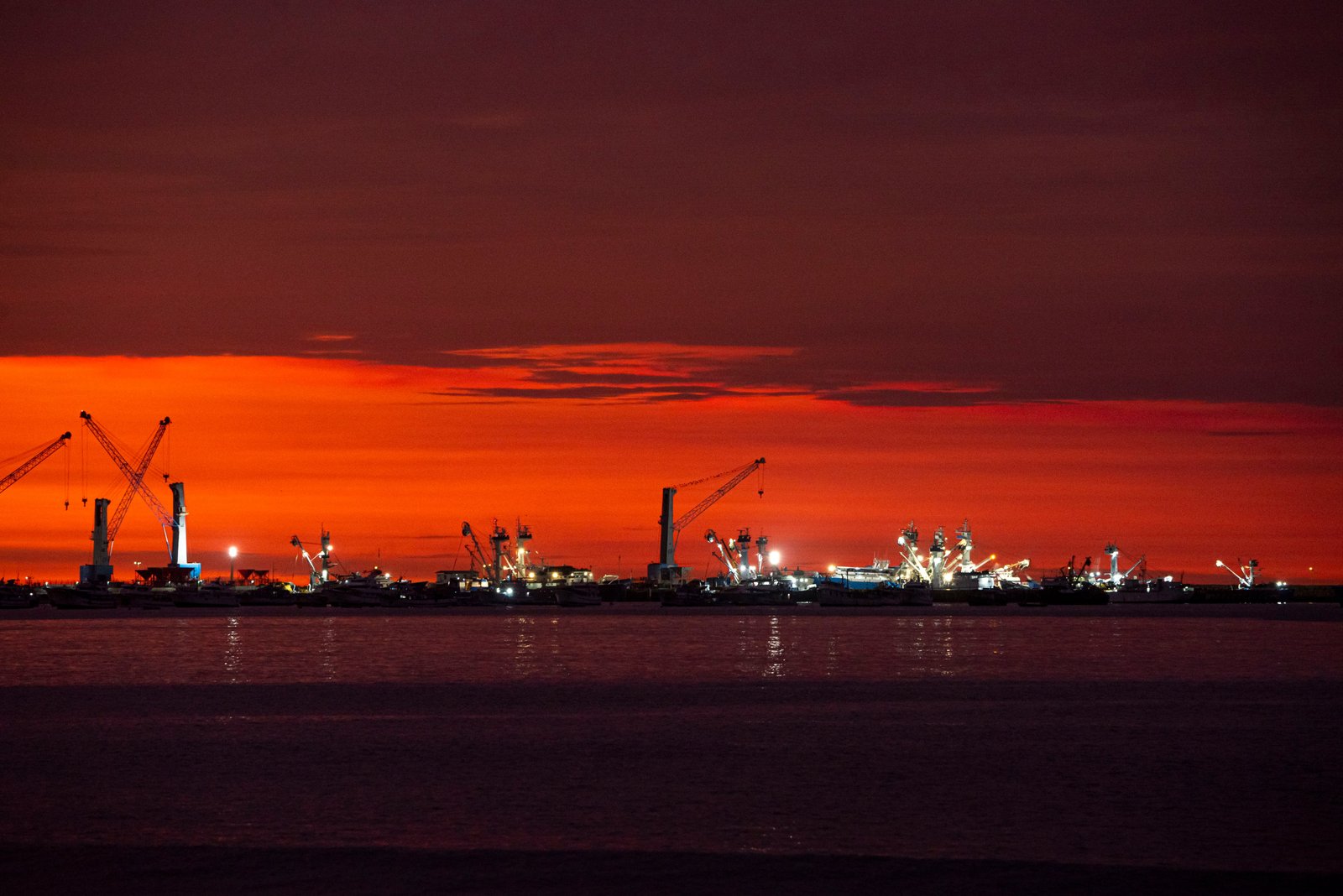 Atardecer en el puerto de Manta, el 6 de junio de 2024.