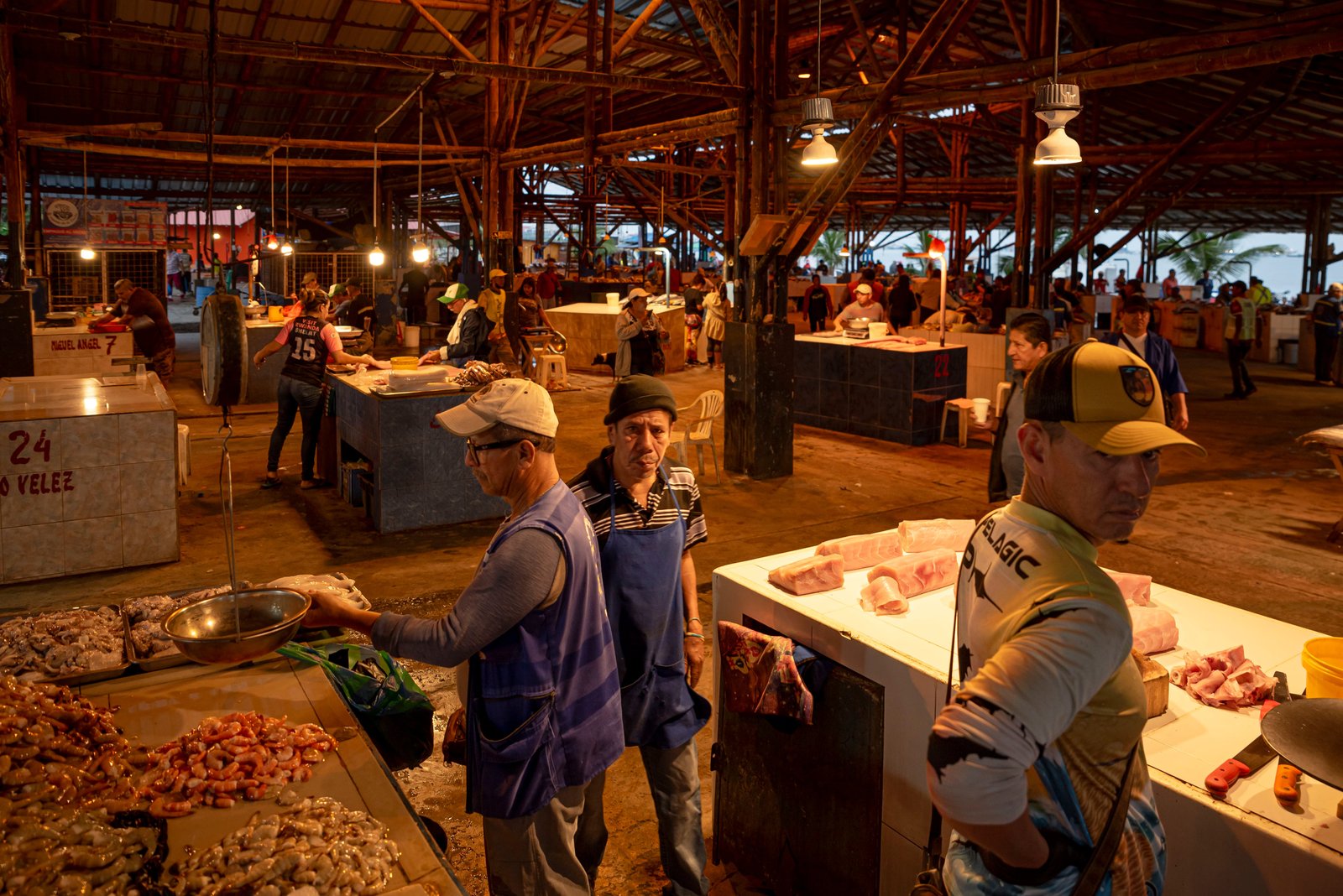 Un grupo de comerciantes y pescadores trabajan en la zona de Playita Mía, en el puerto de Manta, el 6 de junio 2024.