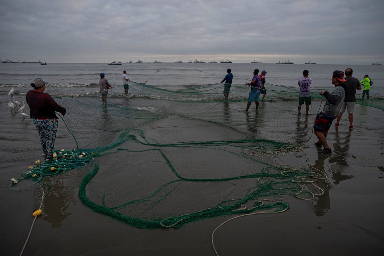 Pescadores en Playita Mía.