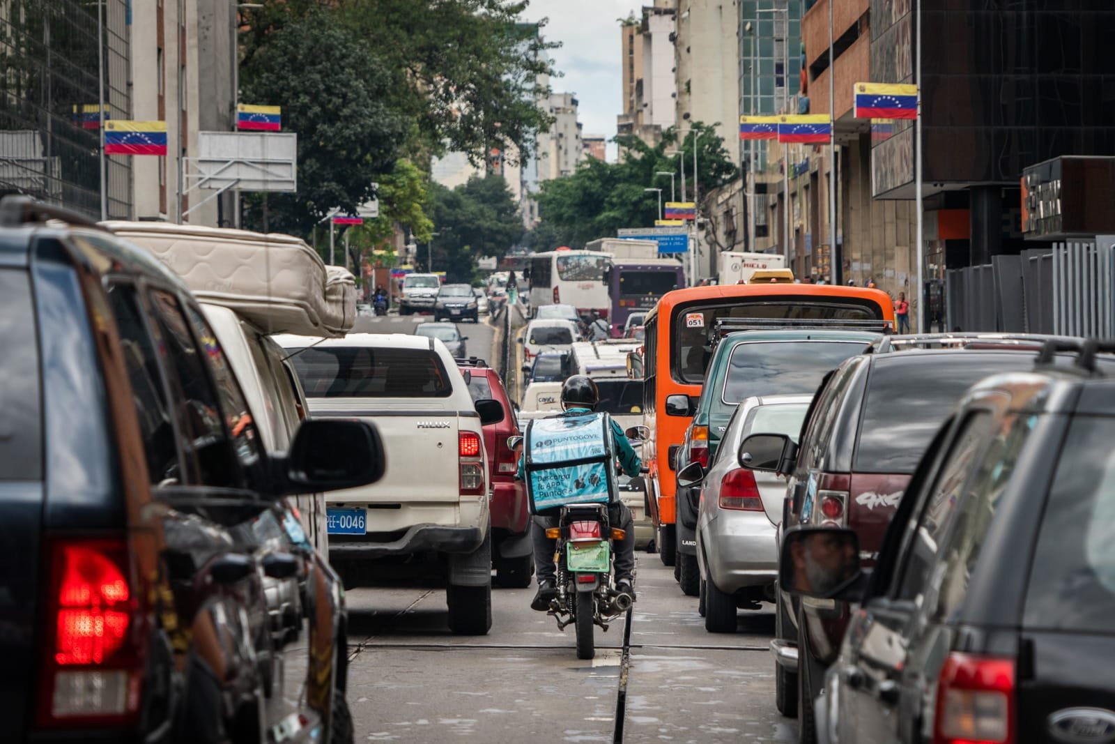 Colas vehículos Caracas carros transporte Venezuela tráfico El Diario cronograma distribución de gasolina Jose Daniel Ramos