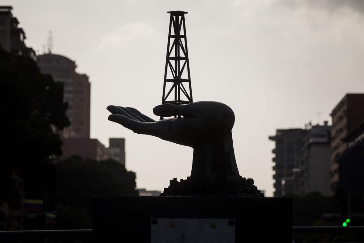 La producción petrolera de Venezuela se aleja de la promesa de Maduro