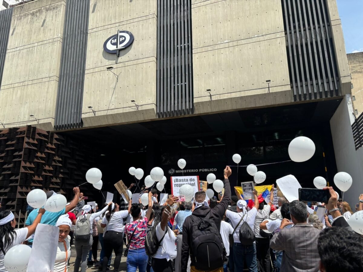 Ruta por la Justicia: familiares de presos políticos se concentran frente al Ministerio Público