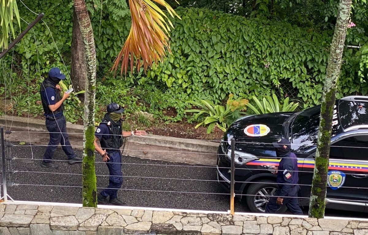 Denuncian que se mantiene la presencia policial a las afueras de la Embajada de Argentina en Venezuela