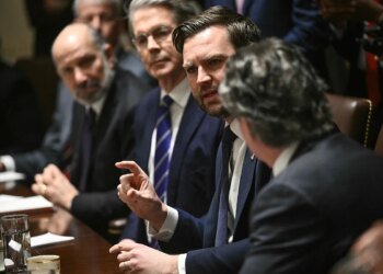 La Administración Trump incluye por error a un periodista en un grupo de Signal junto a Vance, Hegseth, Rubio, Waltz o Witkoff para coordinar el bombardeo a los hutíes