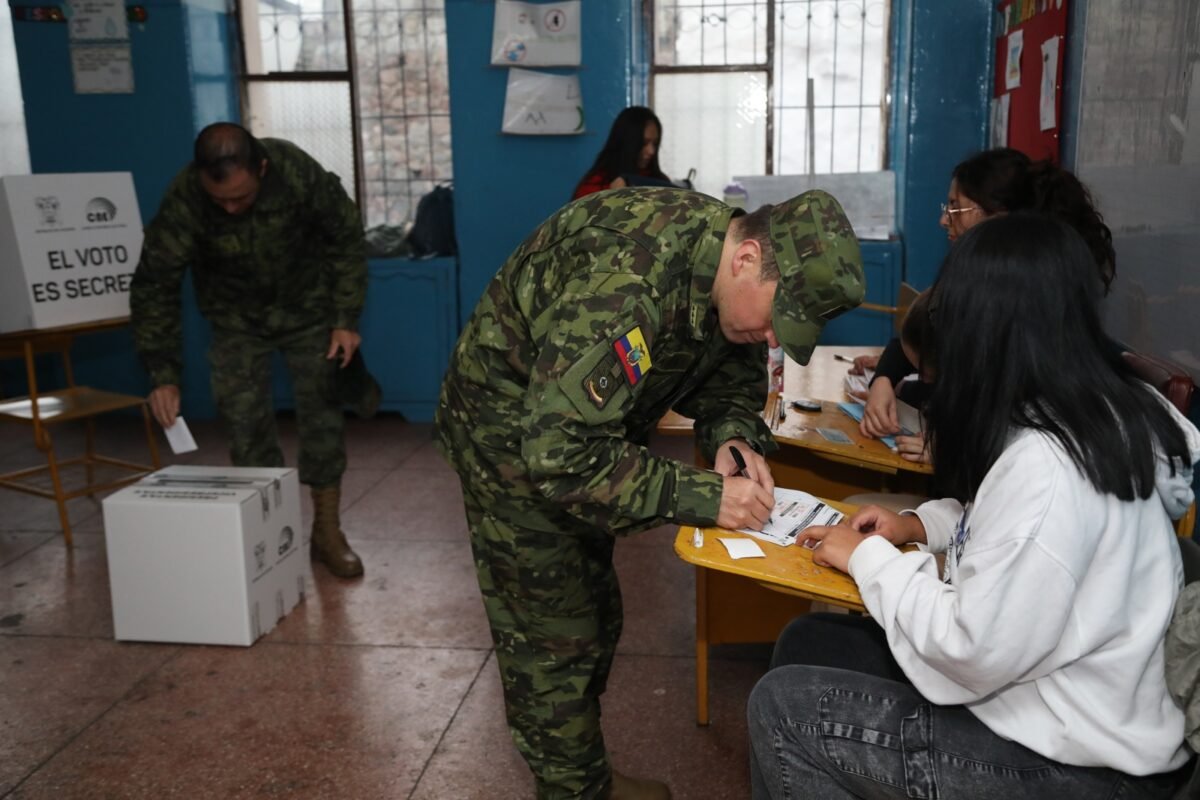 Empieza la votación de presidenciales ecuatorianas con Noboa y González como candidatos