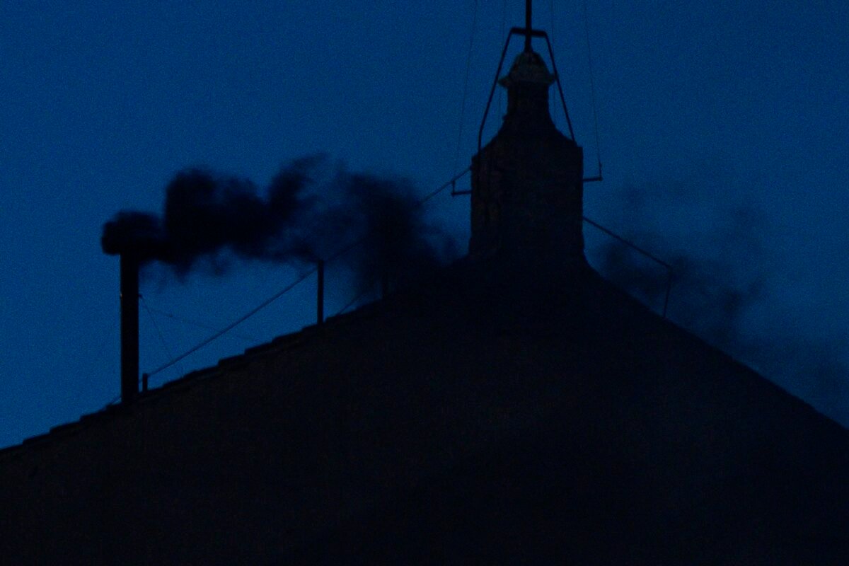 Humo negro durante la primera jornada del cónclave para elegir al sucesor del papa Francisco