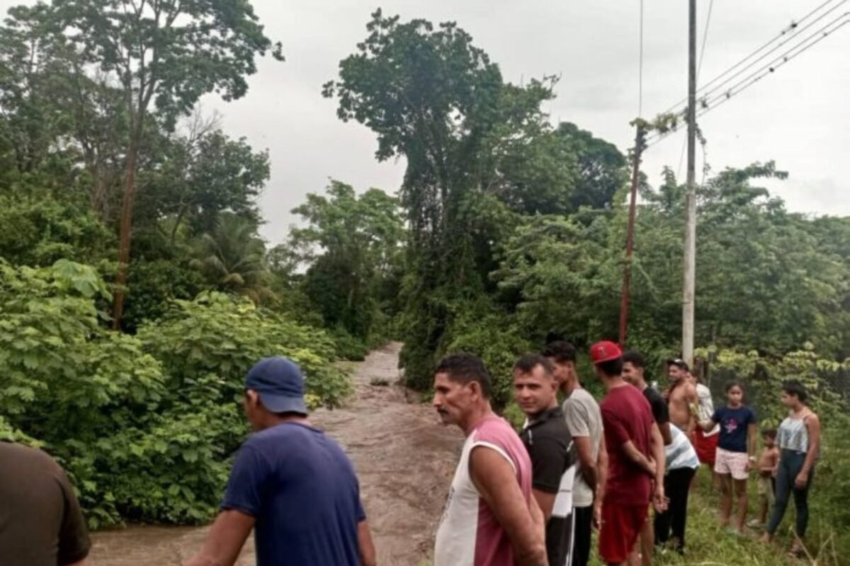 Reportaron inundaciones y crecidas de ríos por las lluvias en varias zonas del país