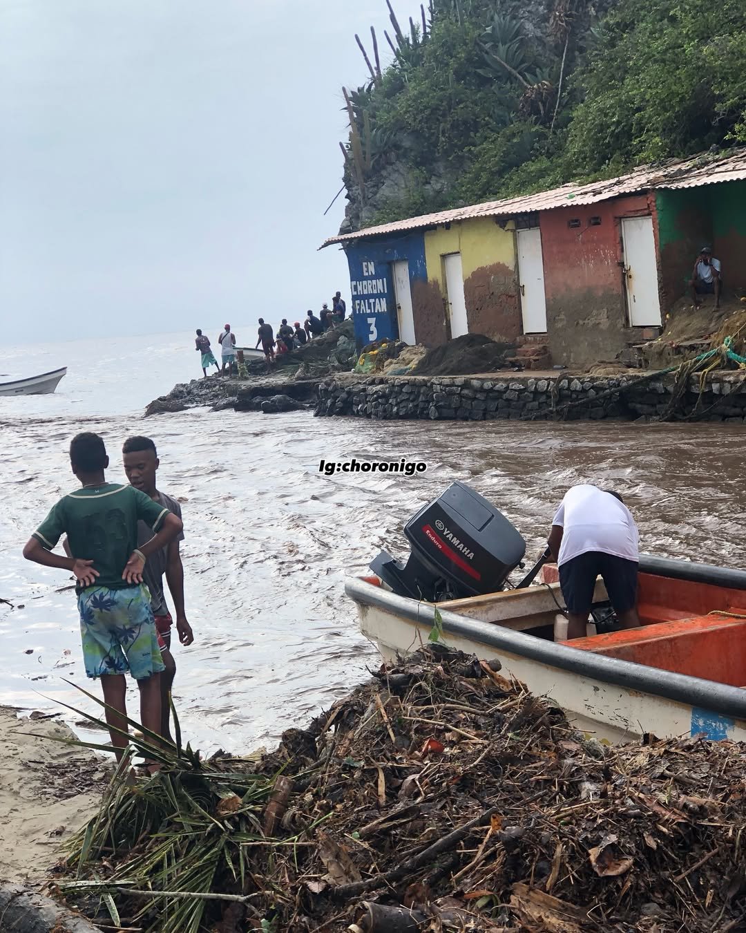 Un río se desbordó en Choroní por las fuertes lluvias