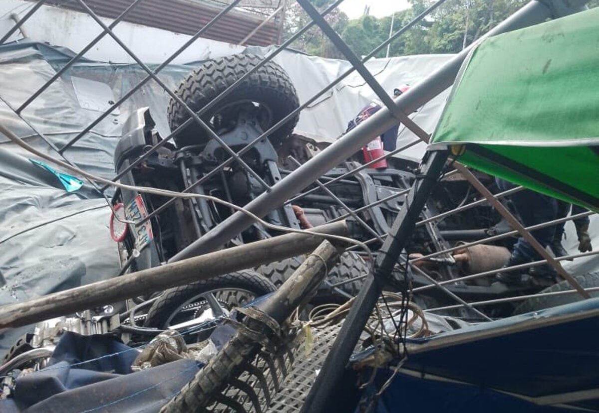 Un vehículo cayó desde un estacionamiento en la avenida Francisco de Miranda en Caracas