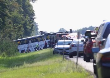Cinco muertos, entre ellos un menor, en un accidente de autobús en el estado de Nueva York