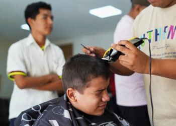 «Corte de cabello adecuado, uniforme limpio y saludo respetuoso»: disciplina militar en las escuelas de El Salvador para evitar que se recluten pandilleros