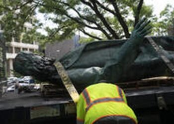 El gobierno de Trump reinstala la estatua de un general confederado derribada en 2020