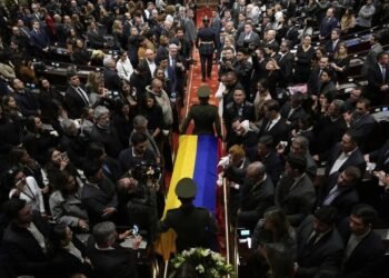 Miles de personas despiden a Miguel Uribe Turbay, el senador y candidato presidencial asesinado en Colombia