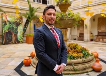 Politólogo y exactor porno asume como ministro de Igualdad en Colombia