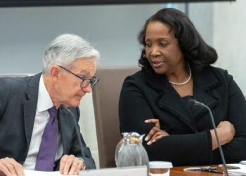 Trump aumenta su cerco sobre la Fed al cesar a una gobernadora nombrada por Biden