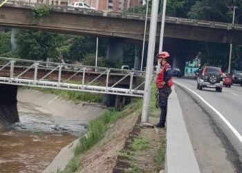 Autoridades continúan por tercer día consecutivo la búsqueda de hombre que cayó al río Guaire