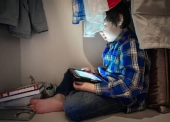 Alertaron sobre riesgos en la salud mental por el uso de  teléfonos inteligentes en edad temprana