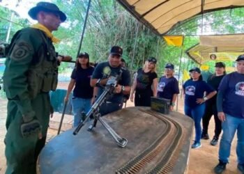 Chavismo envió a trabajadores de la Alcaldía de Caracas a manipular armas ante tensiones con EEUU