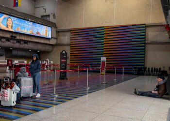 Reportaron caída del 24,7 % en los vuelos internacionales a Venezuela tras la revocación de permisos a seis aerolíneas