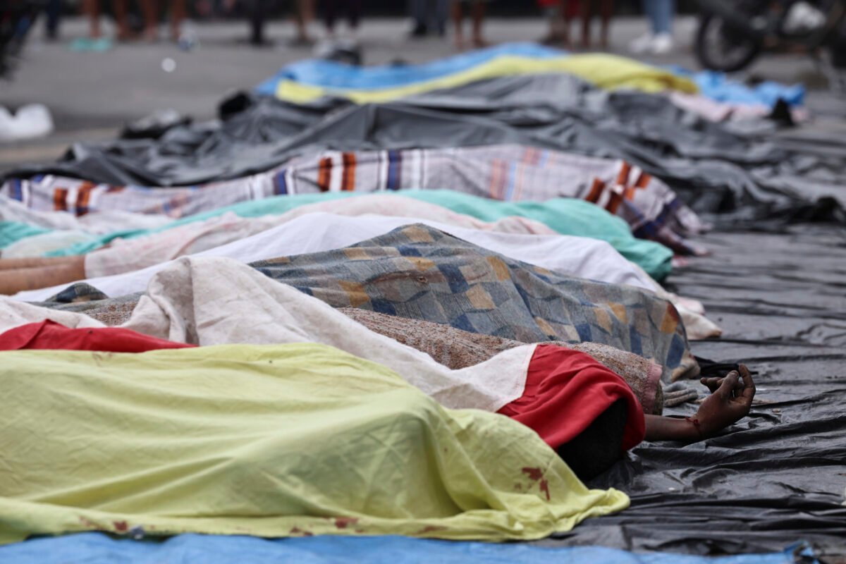 Hallaron 40 cadáveres en favelas tras operativo policial en Río de Janeiro
