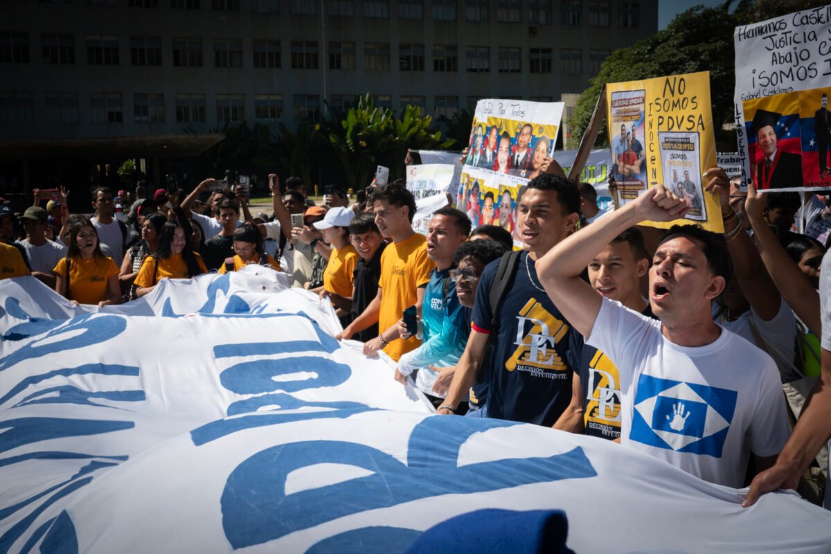 En Caracas los estudiantes impulsaron un canto infinito de paz por el Día de la Juventud