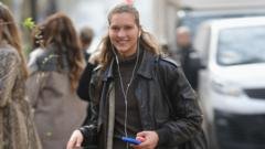 El resurgir de los audífonos con cable ante las críticas contra los inalámbricos