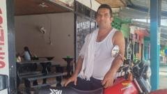 «Salieron dos muchachos echando sangre. Prendí la moto y les dije: yo los saco de aquí»: el carnicero que rescató a soldados heridos en el accidente de avión en Colombia