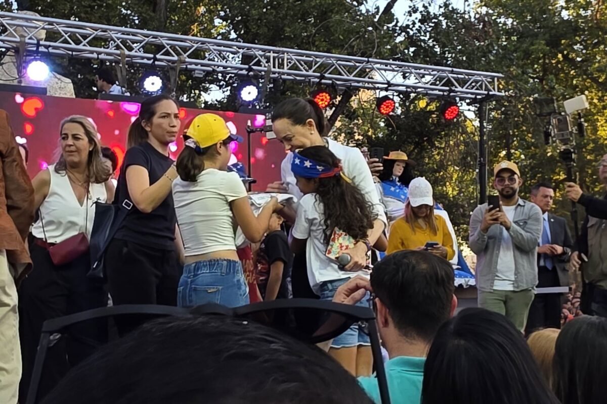 El reencuentro de María Corina Machado con una marea de venezolanos en Chile