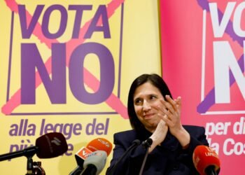 El voto de los jóvenes y el miedo a una deriva autoritaria en la línea de Trump, claves en la derrota de Meloni