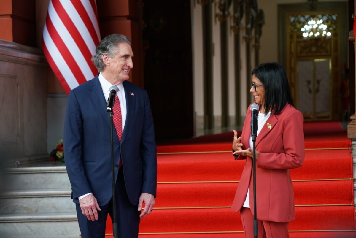 Cuando el periodismo independiente volvió a insistir en las puertas de Miraflores Delcy Rodríguez y el secretario del Interior de EE UU conservaron sobre nuevas tecnologías para desarrollar el sector de la minería en Venezuela