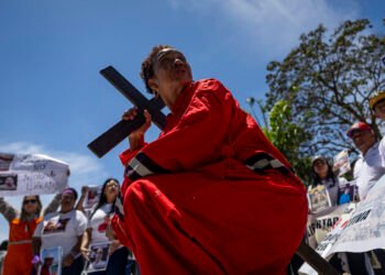 En imágenes: el viacrucis de los familiares de trabajadores de PDVSA detenidos