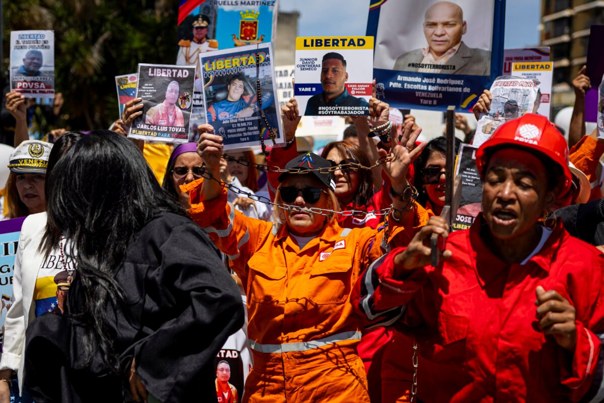En imágenes: el viacrucis de los familiares de trabajadores de PDVSA detenidos