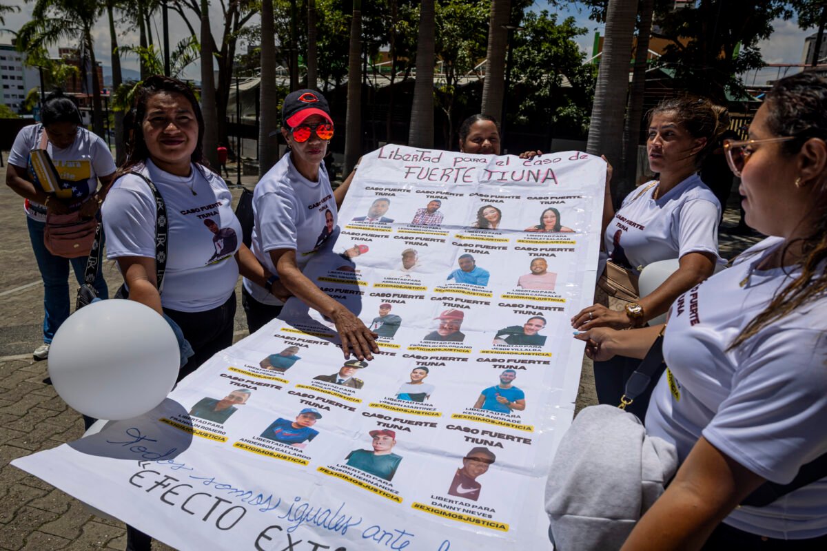 En imágenes: el viacrucis de los familiares de trabajadores de PDVSA detenidos