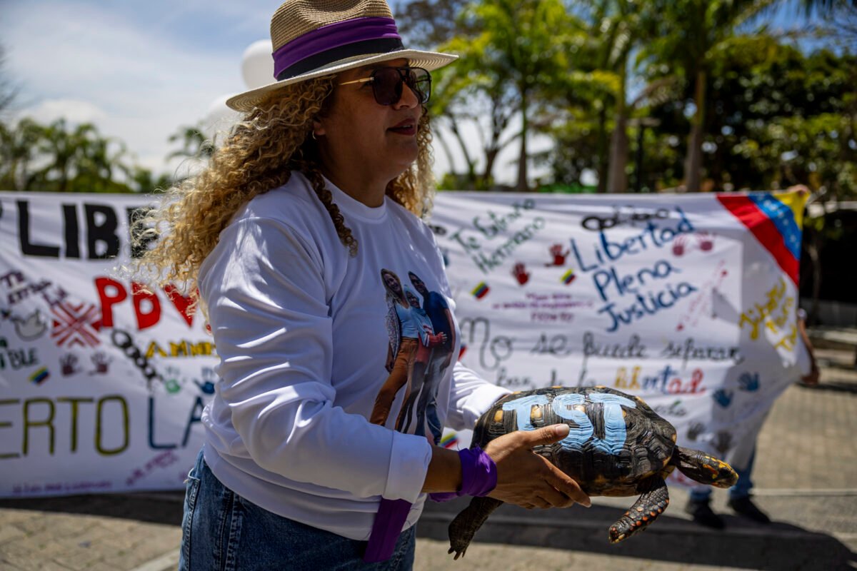 En imágenes: el viacrucis de los familiares de trabajadores de PDVSA detenidos