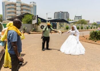 Casarse con la ciudad tomada por el ejército y los yihadistas a las puertas: Bamako se aferra a una ansiada normalidad