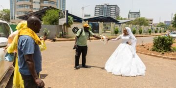 Casarse con la ciudad tomada por el ejército y los yihadistas a las puertas: Bamako se aferra a una ansiada normalidad