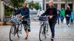 La paradoja de Noruega, el país que gana miles de millones con la subida del precio del petróleo pero cada vez lo usa menos
