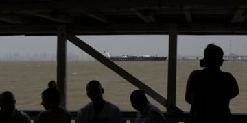 ¿Qué barcos están cruzando el estrecho de Ormuz? El tránsito crece en la última semana, aunque muy lejos de los niveles preguerra