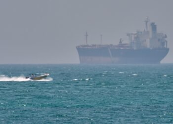 Cerca de 20.000 marineros atrapados por el cierre del estrecho de Ormuz: “Por favor, sacadnos de aquí”