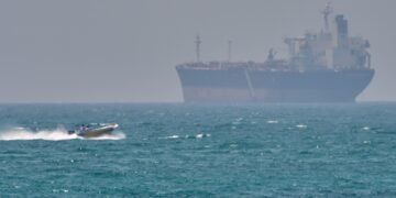 Cerca de 20.000 marineros atrapados por el cierre del estrecho de Ormuz: “Por favor, sacadnos de aquí”