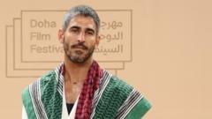 Por qué publicar en redes sociales en los países del Golfo podría llevarte a la cárcel y a la deportación en medio de la guerra en Irán