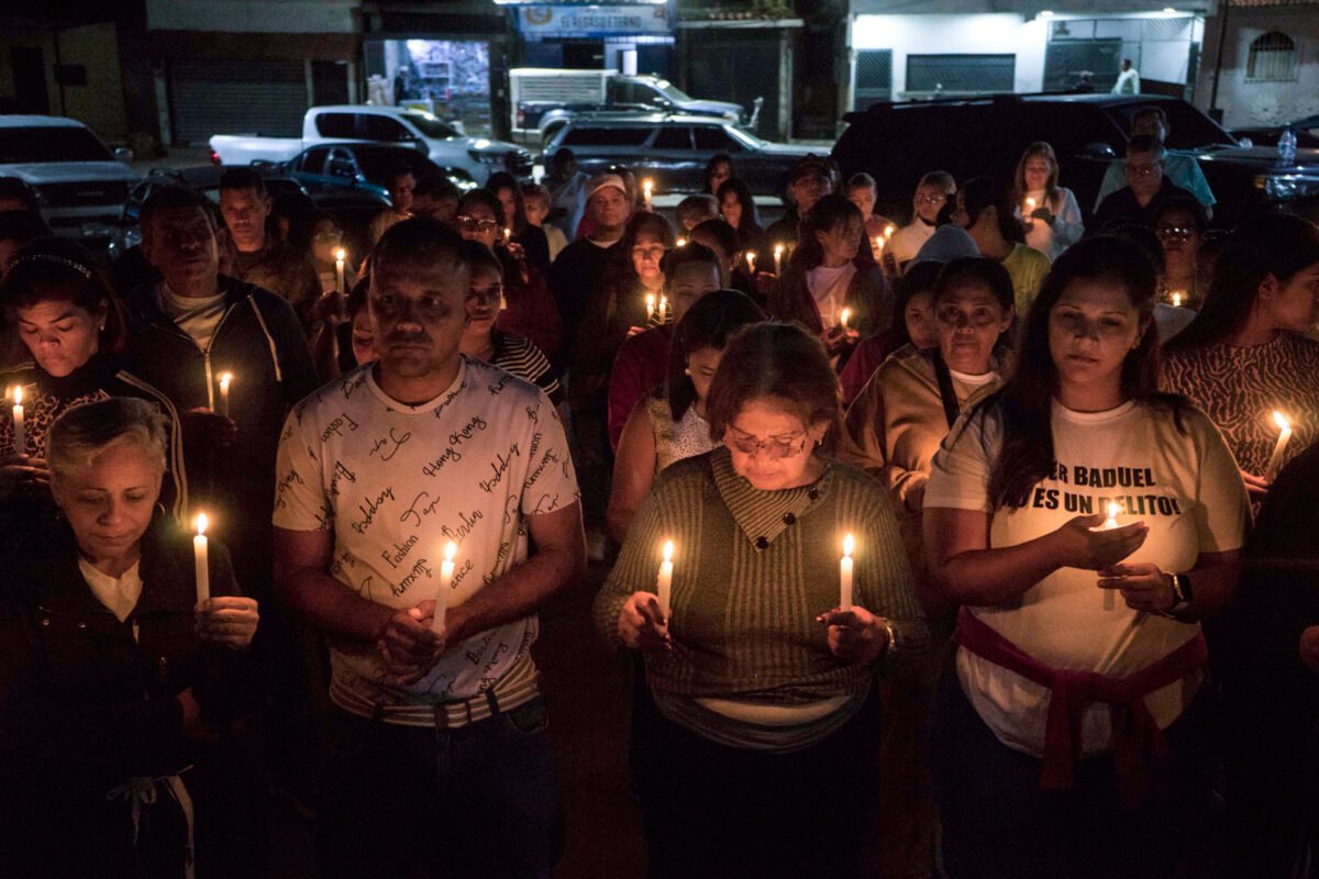 En carpas y colchones: familiares pernoctan por quinto día consecutivo a la espera de la liberación de los presos políticos