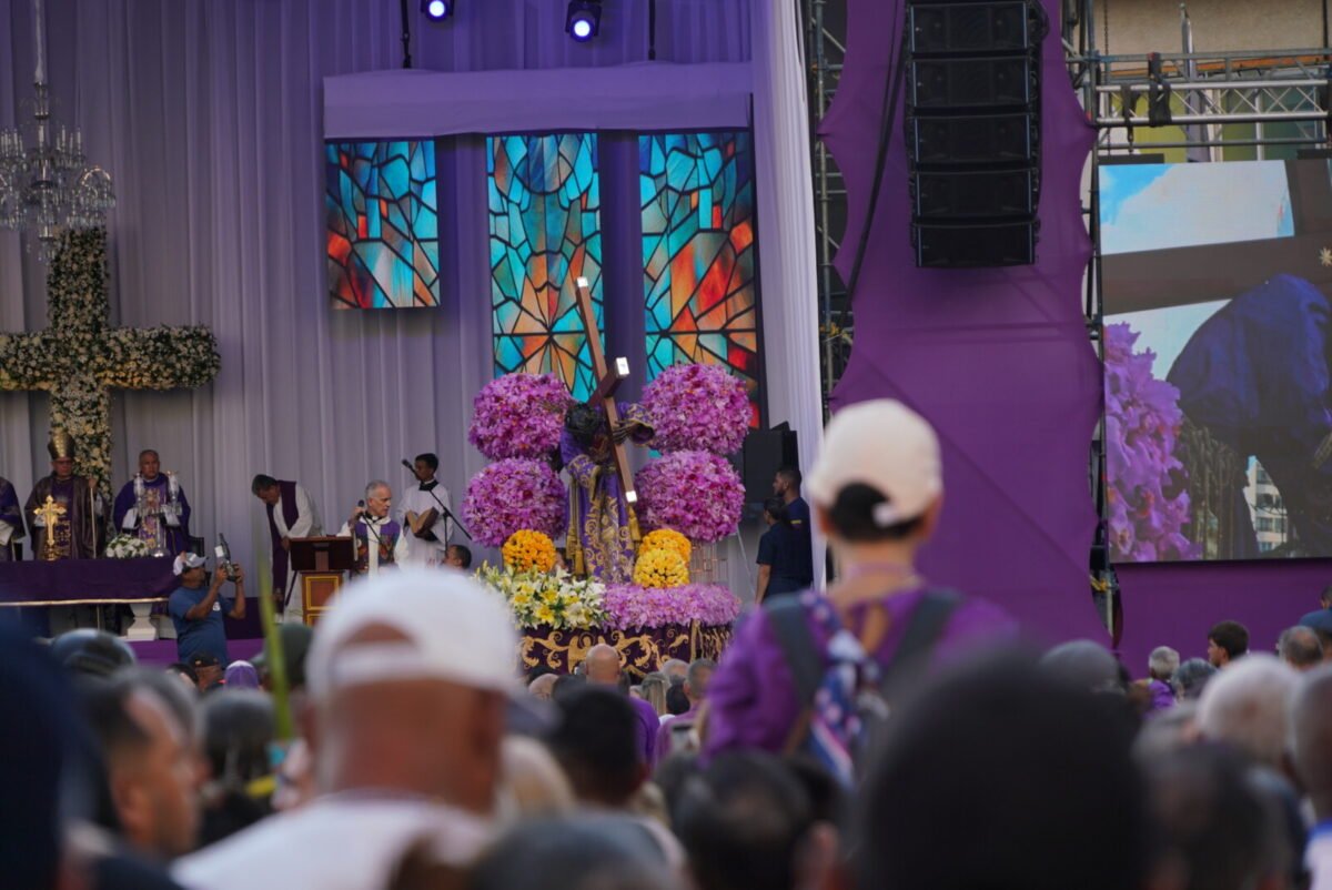 En imágenes: así transcurre la procesión del Nazareno de San Pablo en Caracas