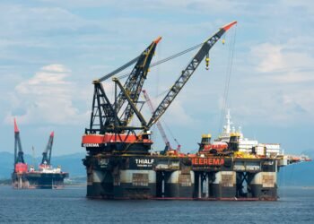 Los países petroleros de fuera del Golfo hacen caja con la crisis de Ormuz