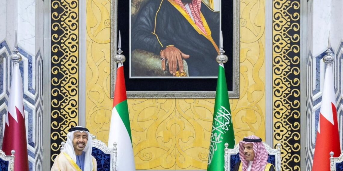 Emiratos se desmarca del resto de petromonarquías y ahonda la división en el golfo Pérsico