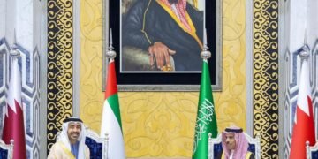 Emiratos se desmarca del resto de petromonarquías y ahonda la división en el golfo Pérsico
