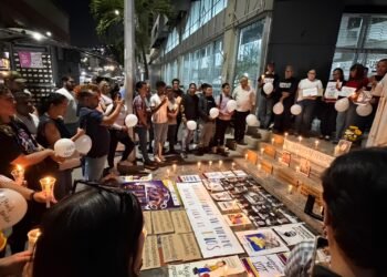 Entre velas y dolor: familiares de presos políticos homenajearon a Víctor Hugo Quero frente a El Helicoide (FOTOS)