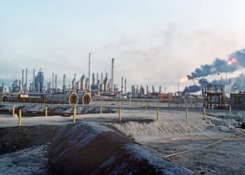 Camiones, trenes y oleoductos: los países del Golfo buscan a la desesperada nuevas rutas para vender su petróleo